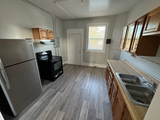 Building Photo - Spacious 2-Bedroom Apartment in Davenport’s Hilltop District – Walk to St. Ambrose & Palmer!