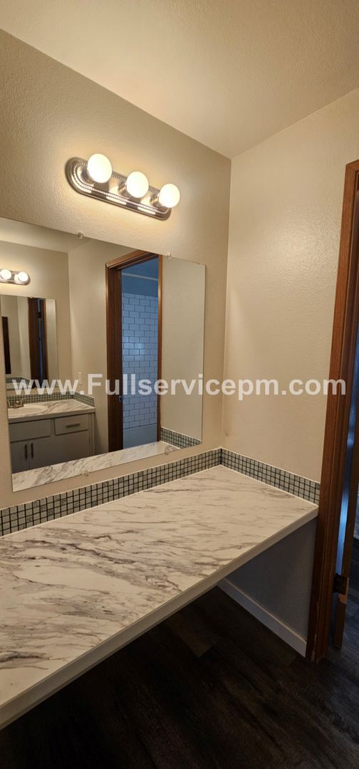 Building Photo - Beautiful duplex apt. on Quiet culdesac