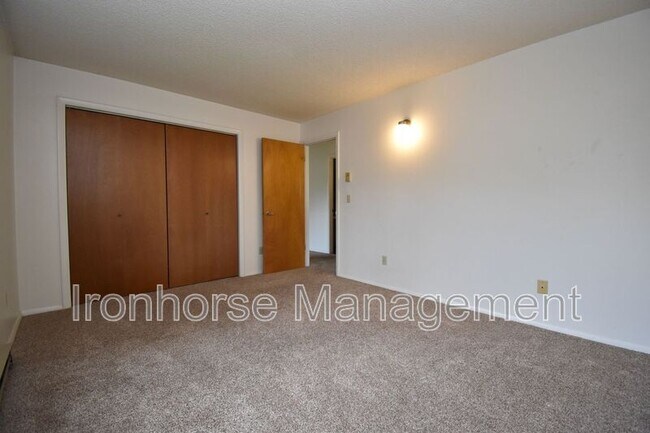 Building Photo - 811 W Villard St
