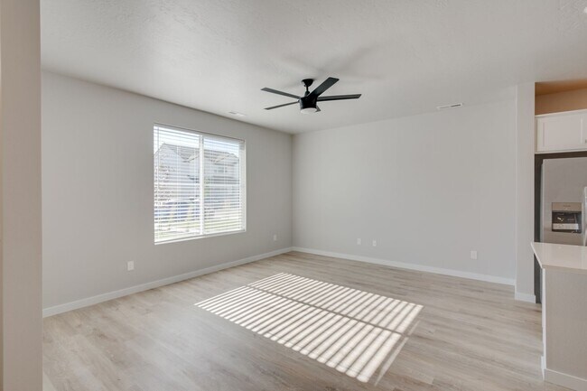 Building Photo - Gorgeous Townhome available!