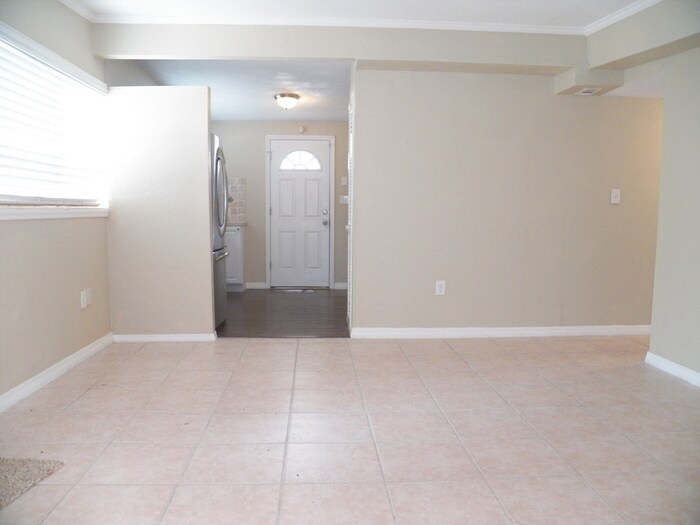 Building Photo - 2514 10th Ave Dr E