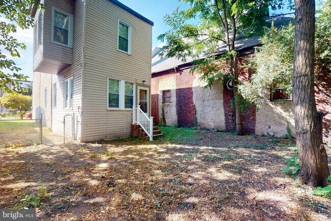 Building Photo - 420 S 4th St