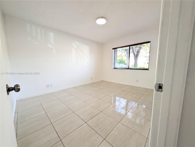 Building Photo - 310 Lakeview Dr
