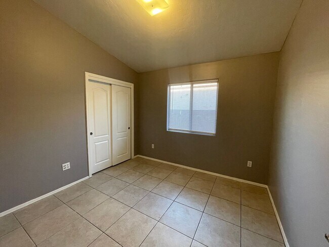 Building Photo - Lovely 4 Bedroom 2 Bath Home!