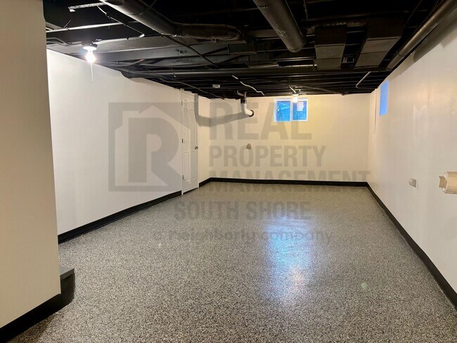 Building Photo - 2104 E 73rd Ave