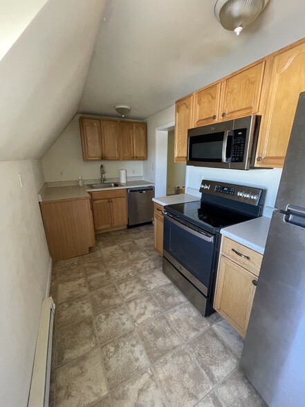 Kitchen - 225 E 6th Ave