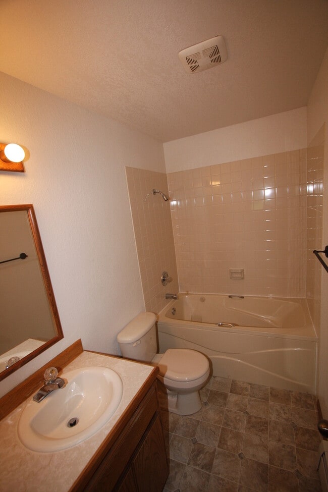 Building Photo - 3 Bedroom Townhome in Eagle River w/ Fence...
