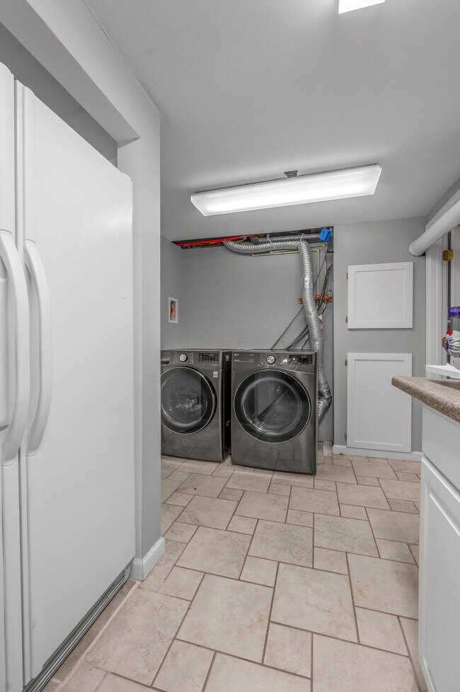 Building Photo - 653 Mt Vernon Dr