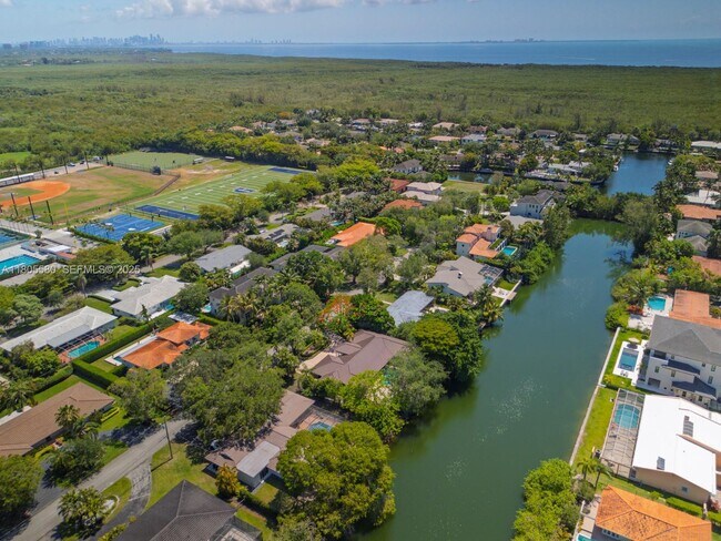 Building Photo - 1442 Coruna Ave