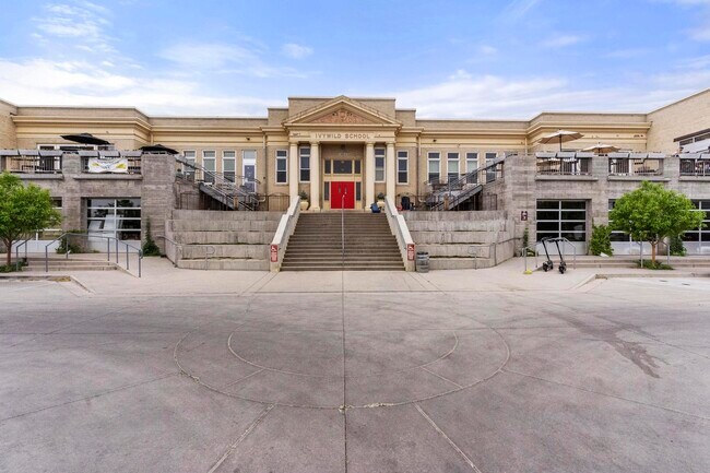 Building Photo - 1711 S Cascade Ave