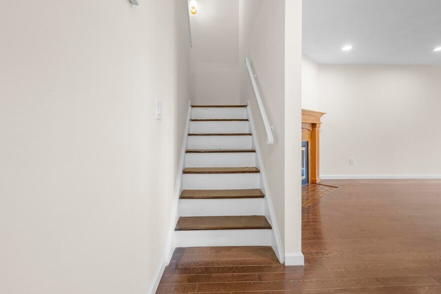 Building Photo - 25 2nd St