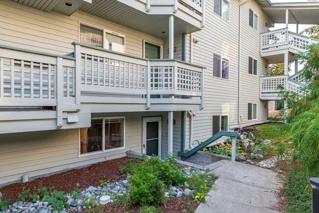 Building Photo - 2 bedroom/2 bathroom: Ground-Floor Condo with Partial Water View