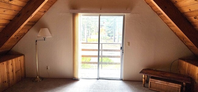 Building Photo - Unfurnished 4 Bed, 2 Bath with Garage.  Amazing Location on Dead-End Street with Forest Access!