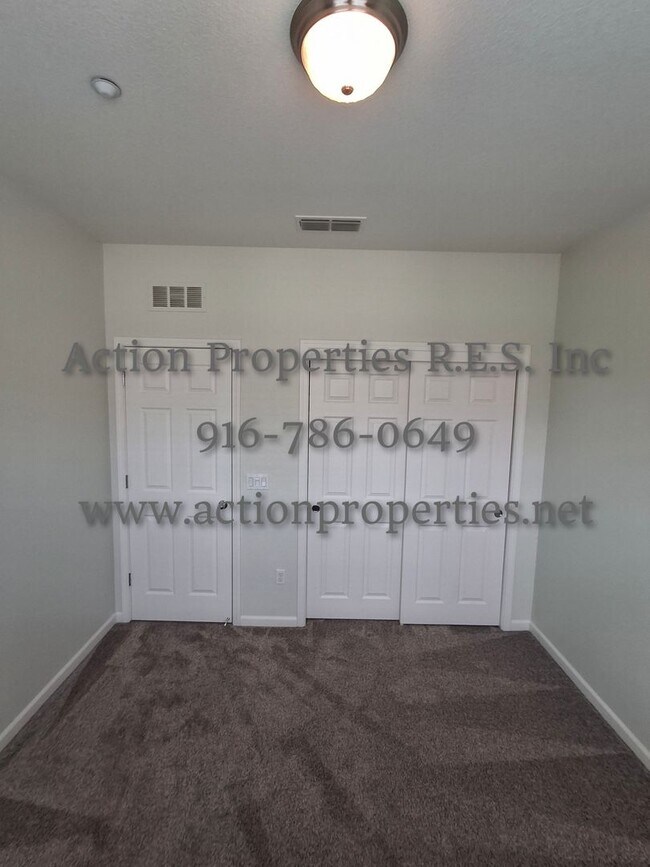 Building Photo - Stunning Townhome.  - 2 Stories - 3 Bed, 2.5 Bath, 2 Car Garage - Nearby Trails!