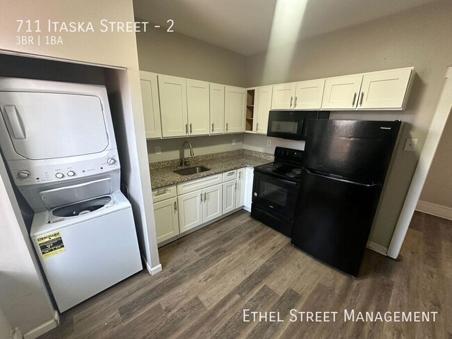 Primary Photo - Spacious Three-Bedroom Apartment On The So...