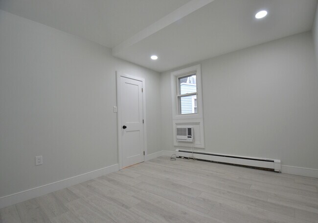 Building Photo - 15 Avalon St