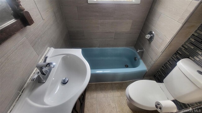 Building Photo - 107 Smith St