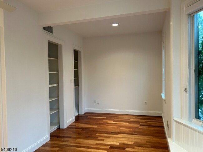 Building Photo - 94 Walnut St