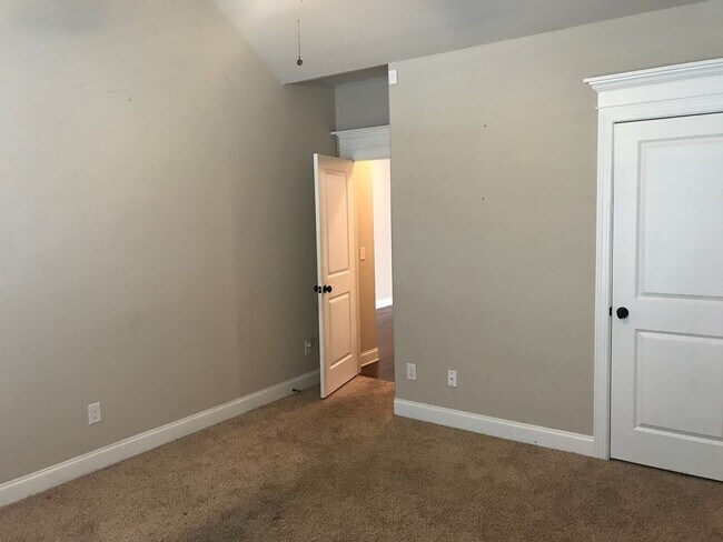 Building Photo - 530 Salterton Way