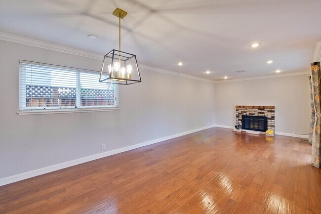 Building Photo - Warm and Inviting 3 bedroom, 2 Bath Home