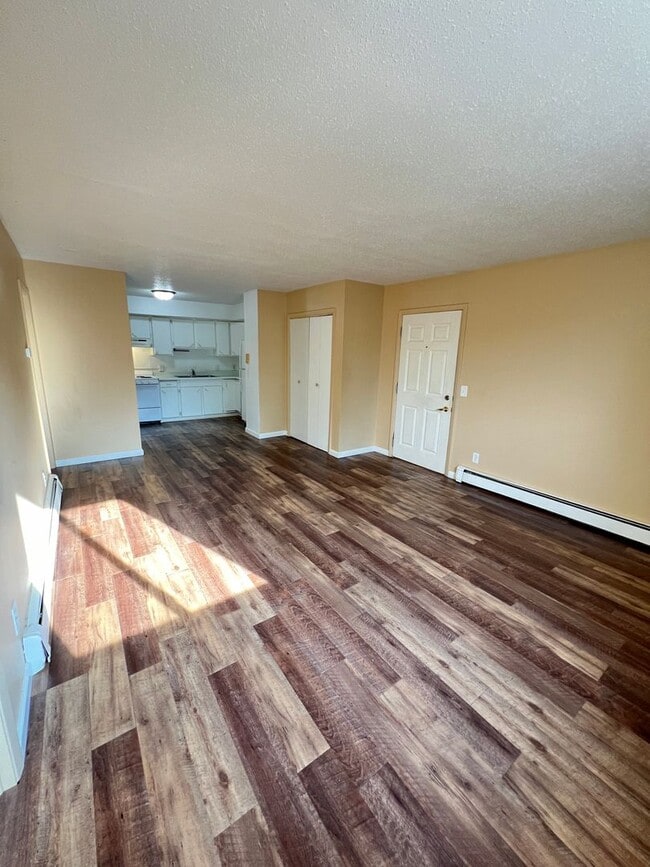Building Photo - Renovated 2 Bedroom Apartment - AVAILABLE ...
