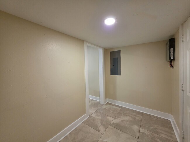 Building Photo - 522 E Davilla Ave