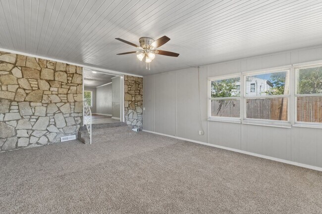 Building Photo - 224 E Myrtle Ln
