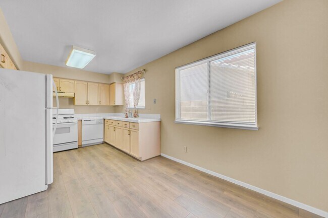 Building Photo - N Las Vegas Single Family Home - New Paint and LVP Flooring