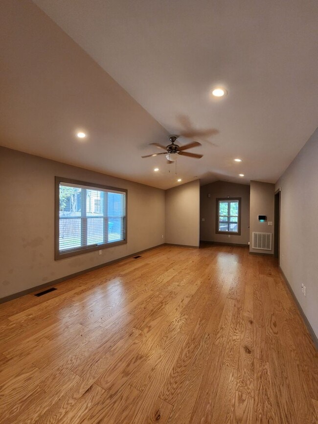 Building Photo - Asheville Rental!