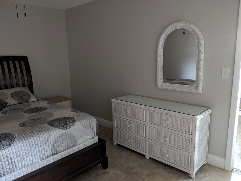 Master bedroom - 10034 64th Ave N