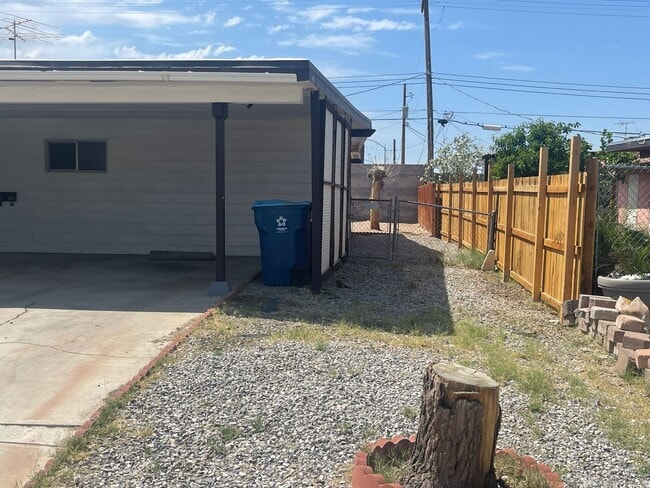 Building Photo - Classic 3Bed/2Bath single story home located near Boulder Highway