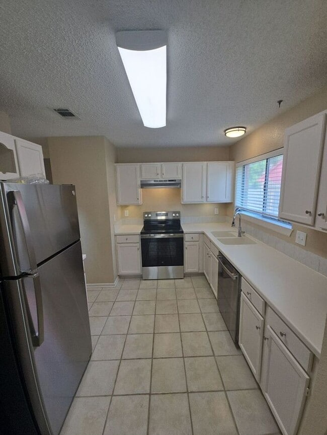 Building Photo - Bright & Spacious 3-Bedroom Home in Flower...