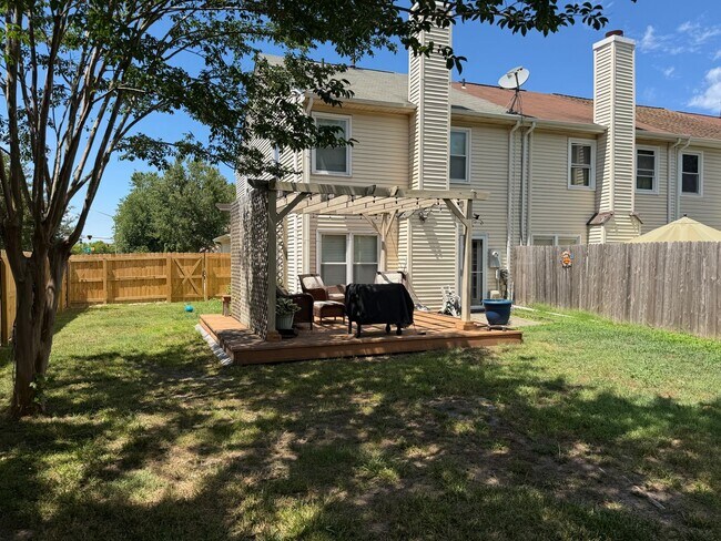 Building Photo - Rosemont Forrest-Three Bedroom End Unit Townhome