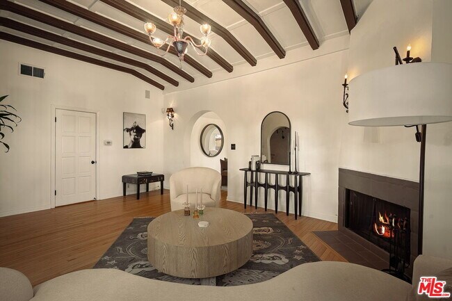 Building Photo - 2223 Cloverfield Blvd