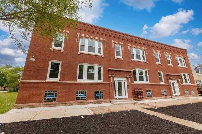 Building Photo - 241 W 74th St