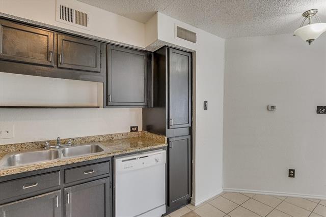 Building Photo - 9825 Walnut St