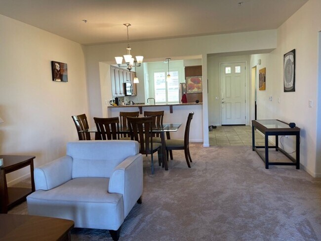 Building Photo - Gorgeous like new Premier condo in S. Kihe...