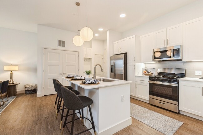 Building Photo - 555 Lakeview Pkwy