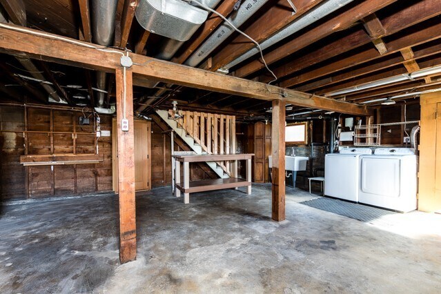 Building Photo - Spacious Home with that Classic Seattle Charm!
