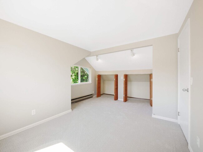 Building Photo - 2 Bed 1.5Bath Single-family House Availabl...