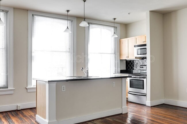 Building Photo - 1321 1/2 E Main St