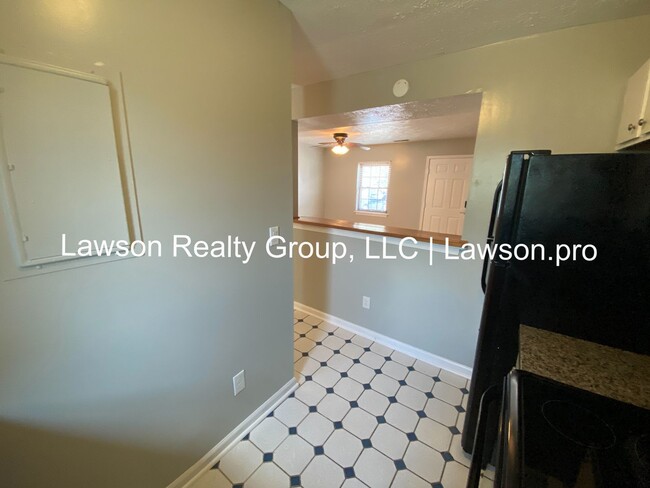 Building Photo - Two Bedroom Townhome in Cloverdale