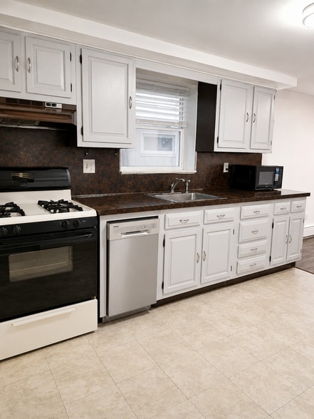 Building Photo - 169 W 51st St
