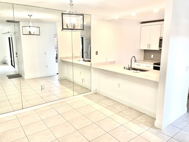 Building Photo - Beautiful Townhome in West Palm Beach!