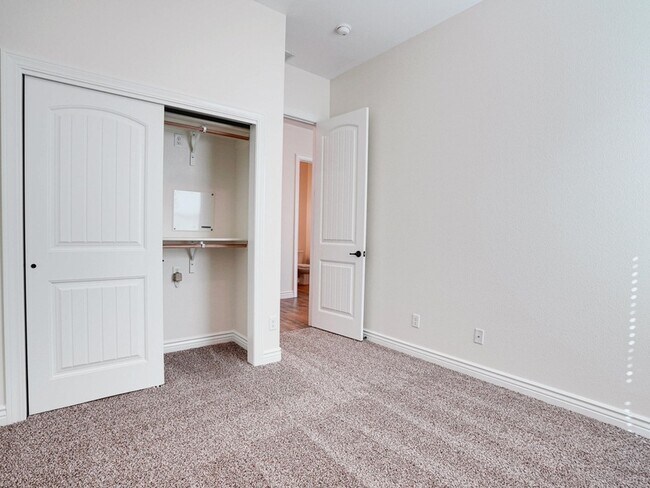 Building Photo - 392 Frodsham St