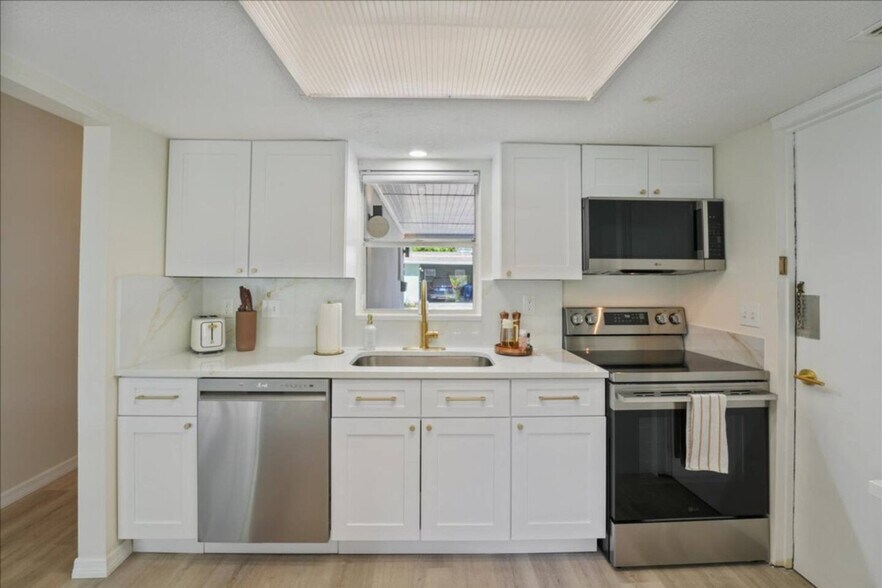 Building Photo - 113 Base Ave W