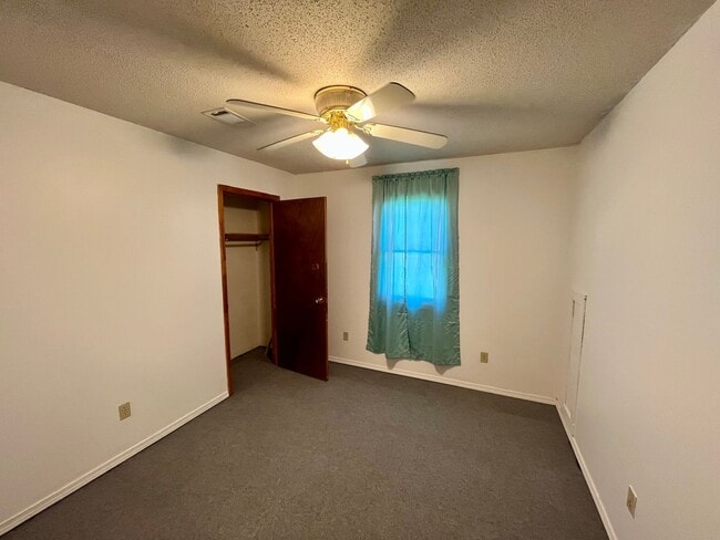 Building Photo - 3 Bed | 2 Bath | House