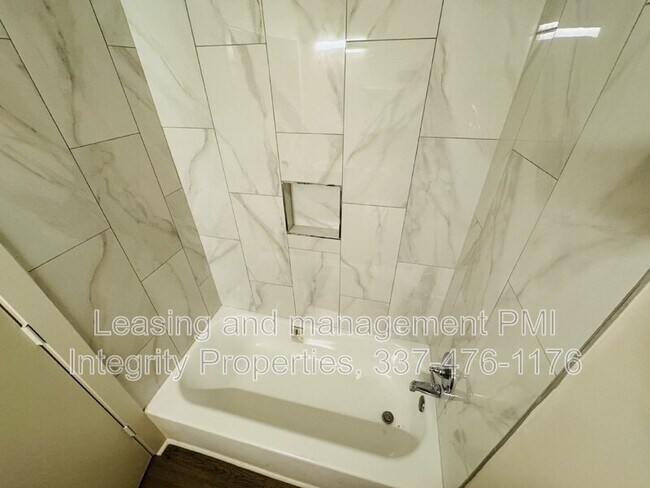 Building Photo - 136 Greentree Dr