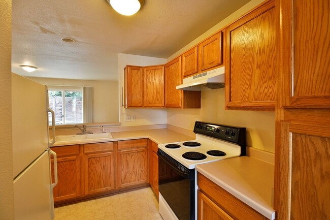 Building Photo - Nice two story 2 bedroom townhouse