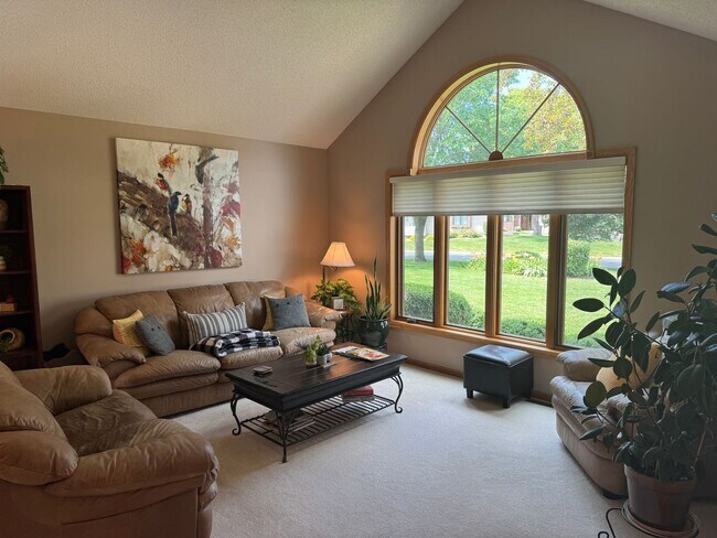 Building Photo - Gorgeous 3Br/3Ba Executive Home w/Over 3,0...